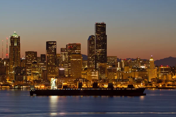 Container skib på Puget Sound langs Seattle Skyline - Stock-foto