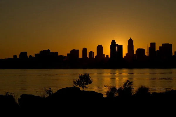 Nascer do sol sobre Seattle Skyline ao longo Puget Sound — Fotografia de Stock