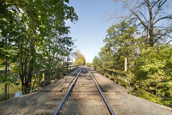 Bahngleis auf Holzbrücke — Stockfoto
