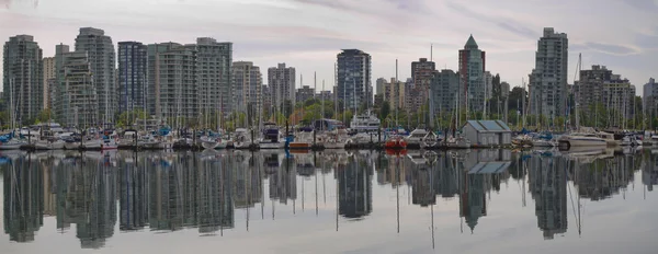Reflektion på vancouver bc waterfront marina — Stockfoto