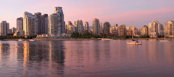 Vancouver BC Skyline a lo largo de False Creek al anochecer —  Fotos de Stock