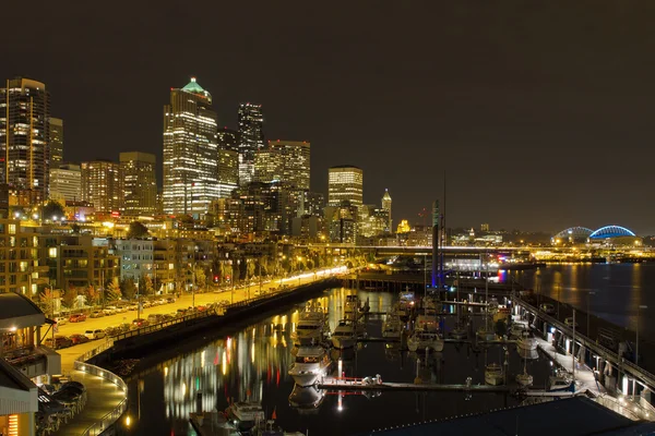 Seattle downtown waterfront skyline in de nacht reflectie — Stockfoto