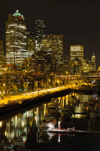 Seattle downtown waterfront skyline på natten — Stockfoto