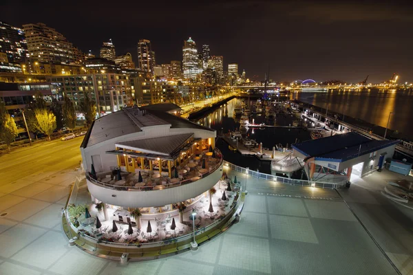 Seattle stadens silhuett och marina på natten — Stockfoto