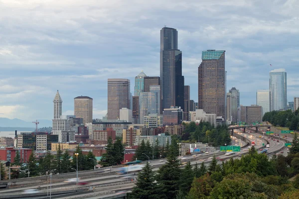 西雅图市中心的天际线上一天的多云 — 图库照片