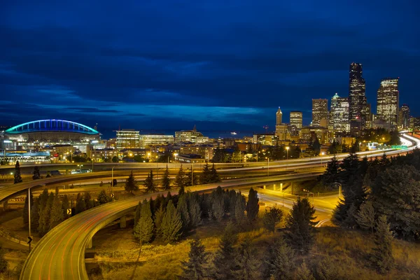 西雅图市中心的天际线和高速公路在黄昏 — 图库照片