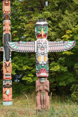 Thunderbird House Post Totem Pole clipart