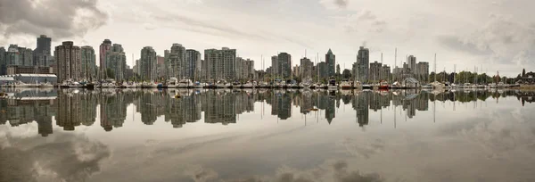 Ванкувер BC Waterfront Skyline из Стэнли-парка — стоковое фото
