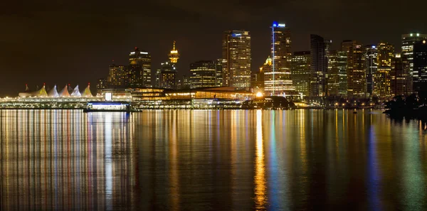 Ванкувер БК Skyline из Стэнли-парка ночью — стоковое фото