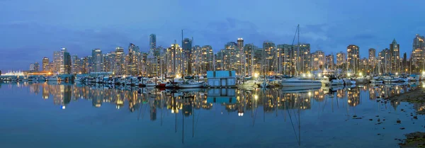 Vancouver bc şehir merkezi liman manzarası mavi bir saatte — Stok fotoğraf