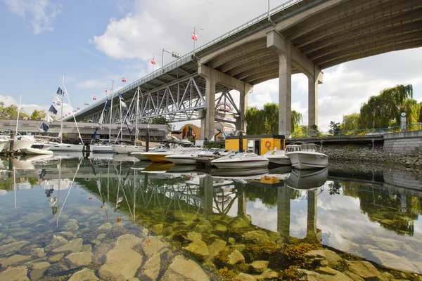 Марина под мостом Гранвилл-стрит в Ванкувере — стоковое фото