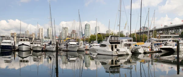 Granville island marina ve Vancouveru bc panorama — Stock fotografie