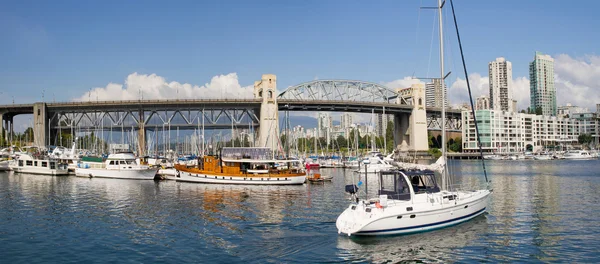 Marina sob a Burrard Street Bridge Vancouver BC — Fotografia de Stock