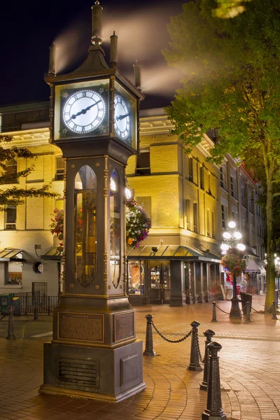蒸汽钟盖斯镇在温哥华不列颠哥伦比亚省在晚上 — 图库照片
