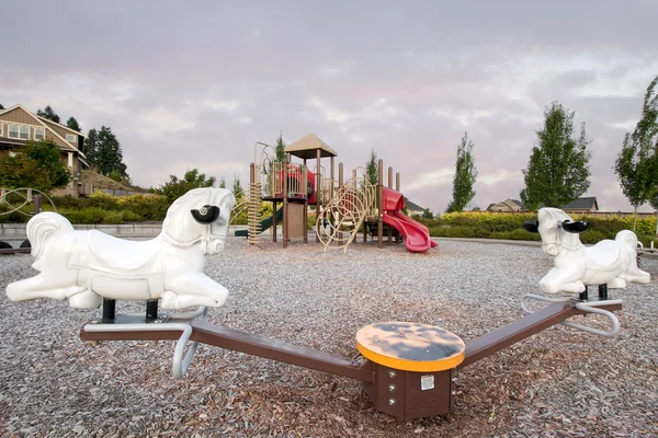 Околиці громадського парку дитячий майданчик з гойдалки — стокове фото
