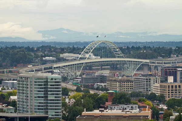 Fremont Bridge sobre a área industrial em Portland — Fotografia de Stock