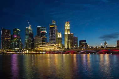 Singapur Nehri waterfront skyline mavi bir saatte