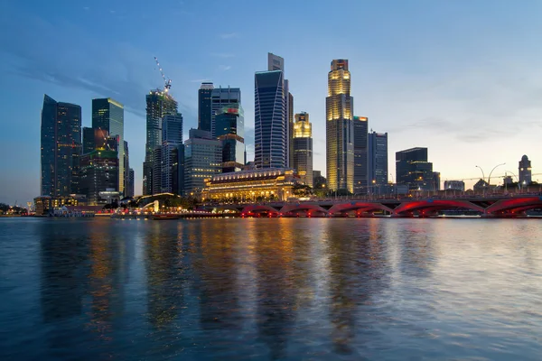Szingapúr folyó waterfront skyline naplementekor — Stock Fotó