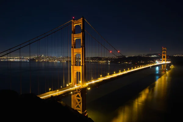 Мост Золотые ворота Сан-Франциско в Голубой час — стоковое фото