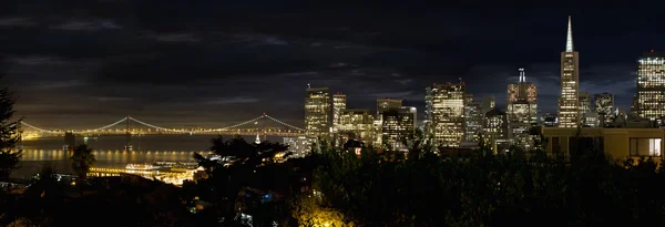 サンフランシスコのスカイラインとオークランド湾橋青の時間で — ストック写真