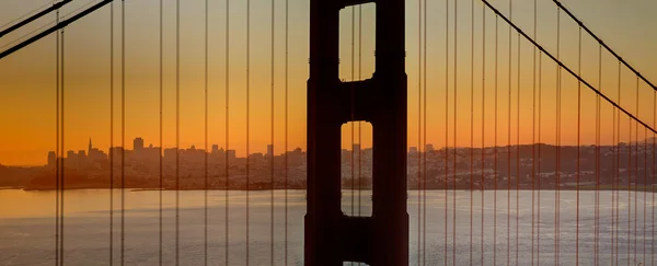 Восход солнца над заливом Сан-Франциско через мост Золотые ворота — стоковое фото