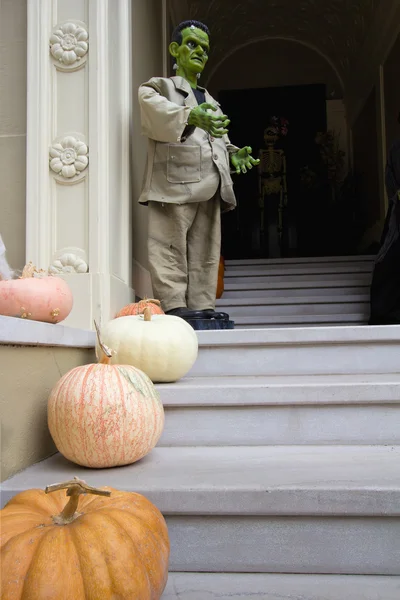 Хеллоуїн прикраси перед будинком — стокове фото