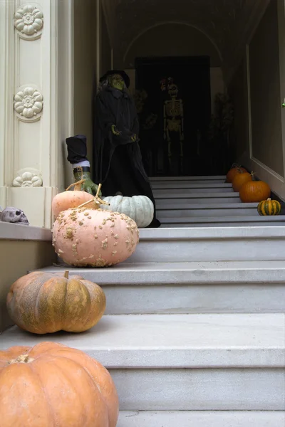 Хеллоуїн прикраса перед будинком з відьмою — стокове фото