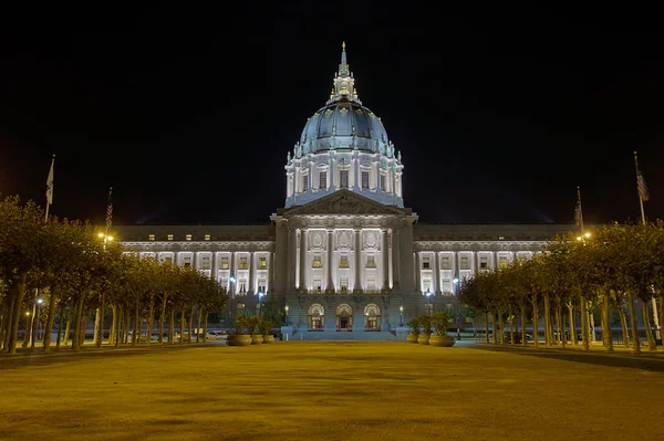 Мэрия Сан-Франциско ночью — стоковое фото
