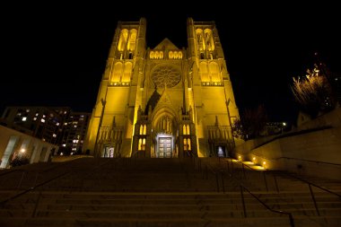 gece san Francisco'da Katedrali zarafet için adımlar