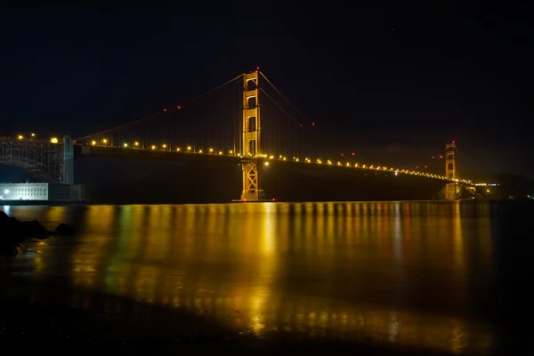 Мост Голден Гейт через залив Сан-Франциско ночью — стоковое фото