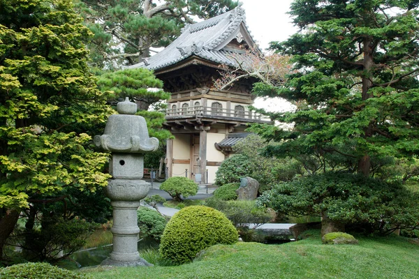 Stenen lantaarn door Japanse tuin ingang — Stockfoto