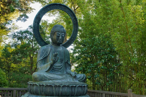 Καθισμένος χάλκινο Βούδας στο ιαπωνικό κήπο — Φωτογραφία Αρχείου