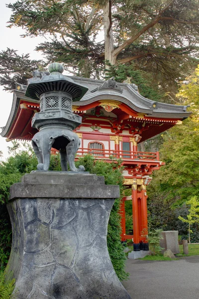 Bronzen lantaarn door pagode in Japanse tuin — Stockfoto
