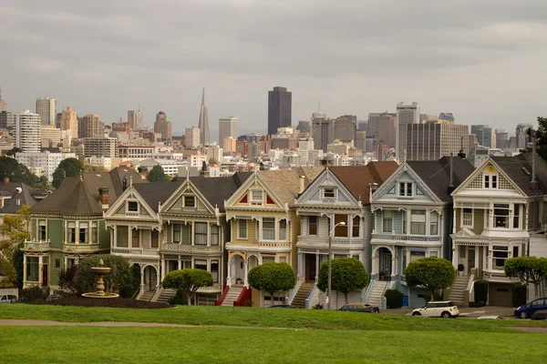 Casas de Fila de Damas Pintadas y Skyline de San Francisco —  Fotos de Stock
