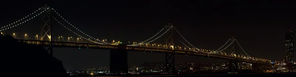 Oakland bay bridge nad san francisco bay v noci — Stock fotografie