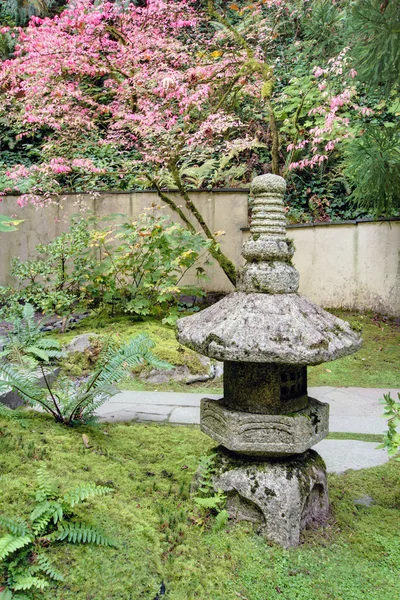 Vieille lanterne japonaise en pierre dans le jardin — Photo