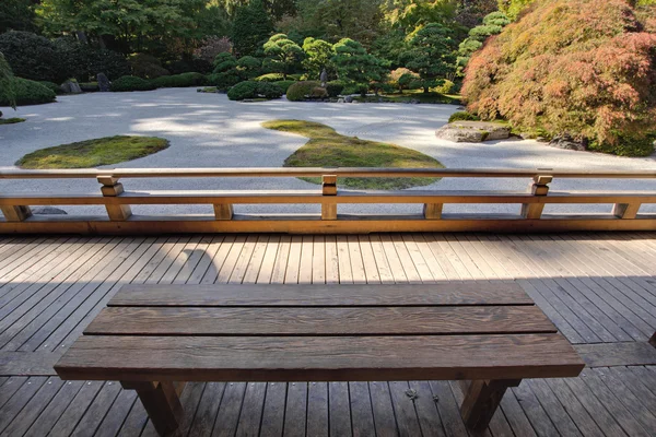 Vista do jardim de areia japonês do banco de madeira — Fotografia de Stock