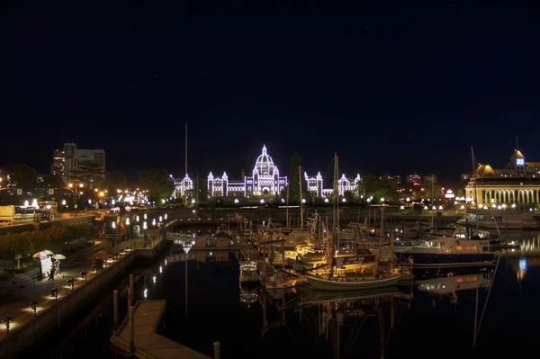 Parlamentets byggnader från inre hamnen i victoria bc — Stockfoto