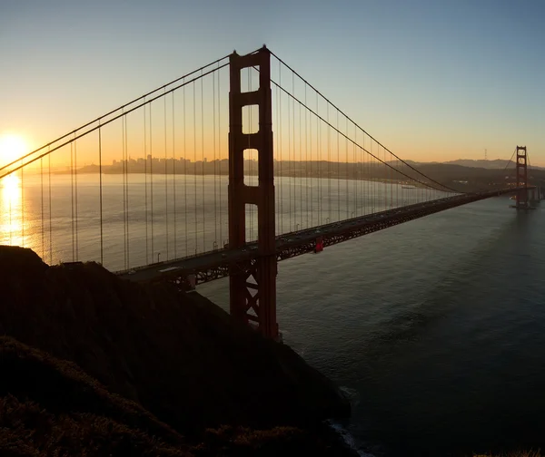 Sonnenaufgang über Golden Gate Bridge und San Francisco Bay — Stockfoto