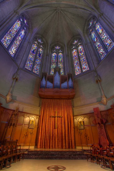 Pipe órgano manchado altar de cristal en la catedral de Grace — Foto de Stock