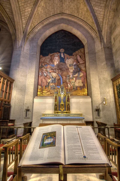 The Bible and the Crucifix at Grace Cathedral — Stock Photo, Image