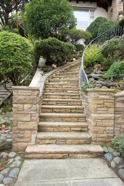 Kamień działa schody wejście od ulicy — Zdjęcie stockowe