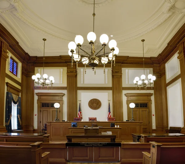 在俄勒冈州波特兰市中心的先驱法院审判室 — 图库照片