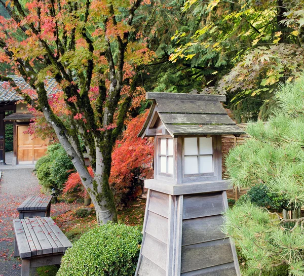 Japanska trädgården parkbänkar i höst — Stockfoto