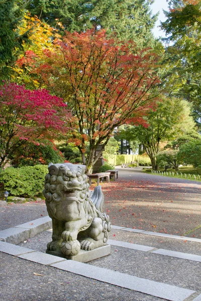 Shishi Leeuw beschermer stenen standbeeld in Japanse tuin — Stockfoto