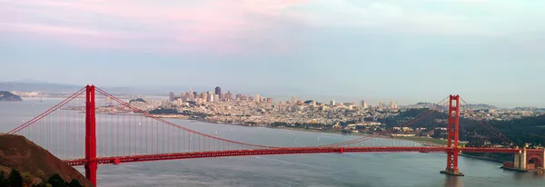 Golden Gate Bridge e São Francisco Skyline — Fotografia de Stock