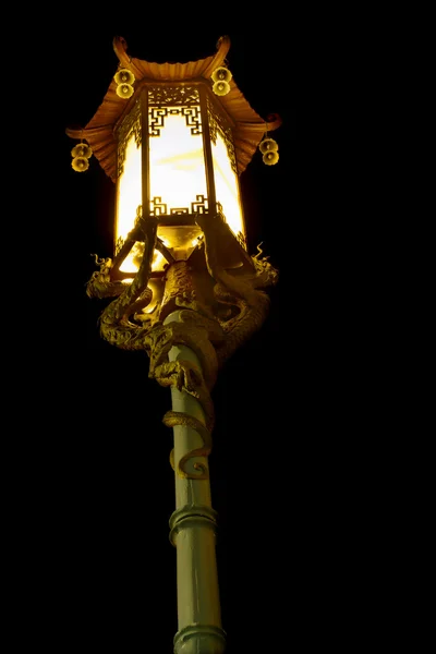 Ulice čínská lampa s dračí sochy v noci — Stock fotografie
