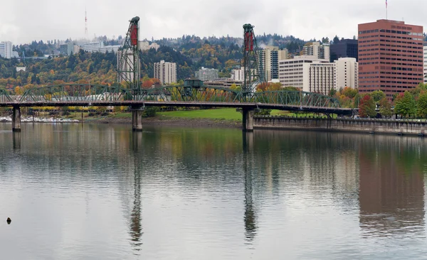 Reflection of Hawthorne on Willamette River — Stock Photo, Image