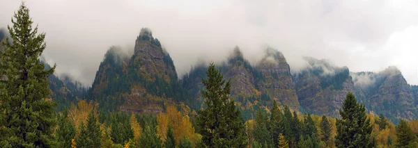 Niebla de montaña a lo largo de Columbia River Gorge en otoño —  Fotos de Stock