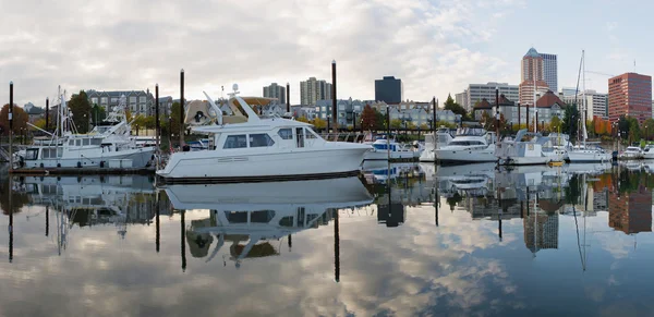 Downtown portland Oregon'da willamette Nehri üzerinde Marina — Stok fotoğraf